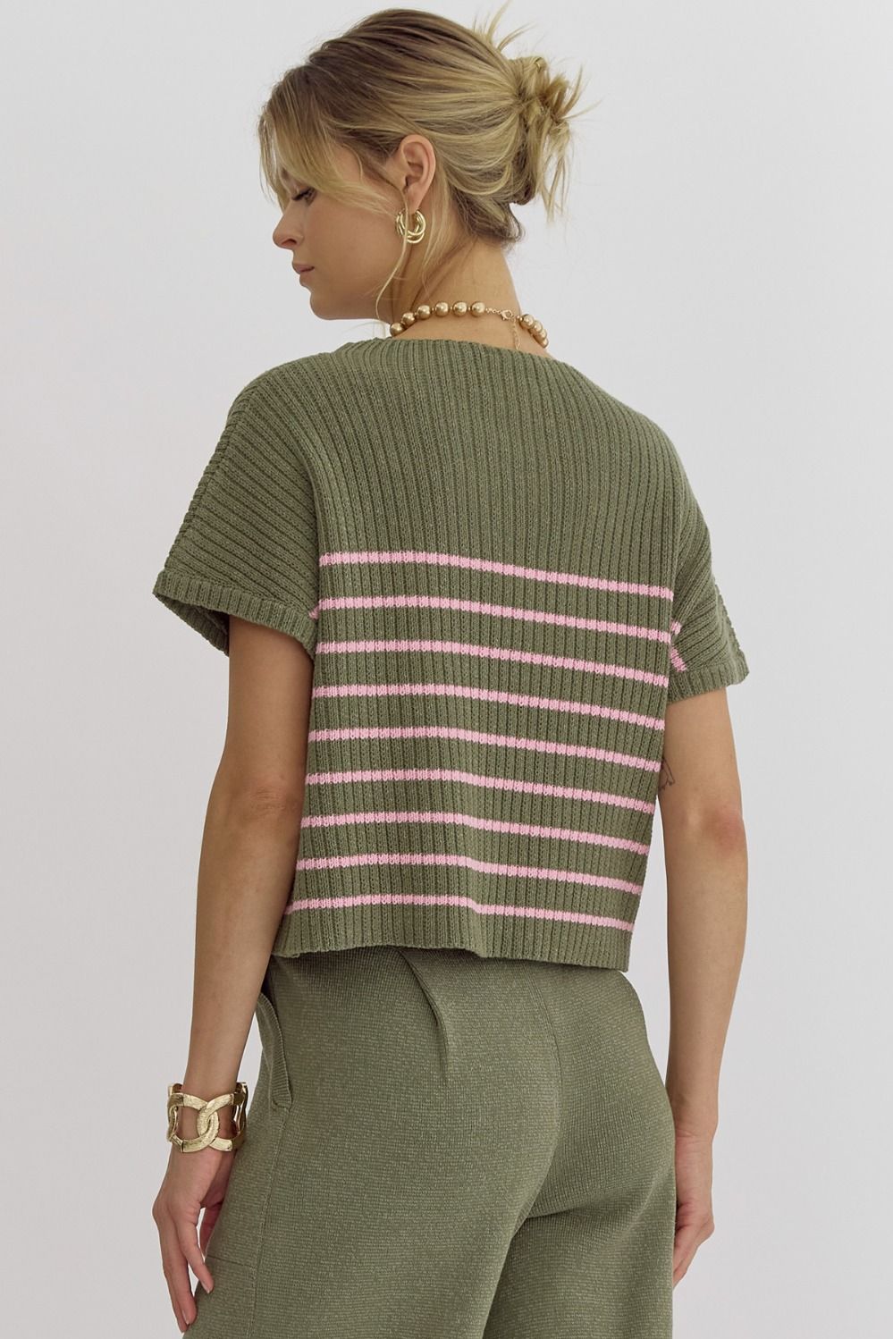 Knitted mock neck sleeveless top w/ stripe pattern