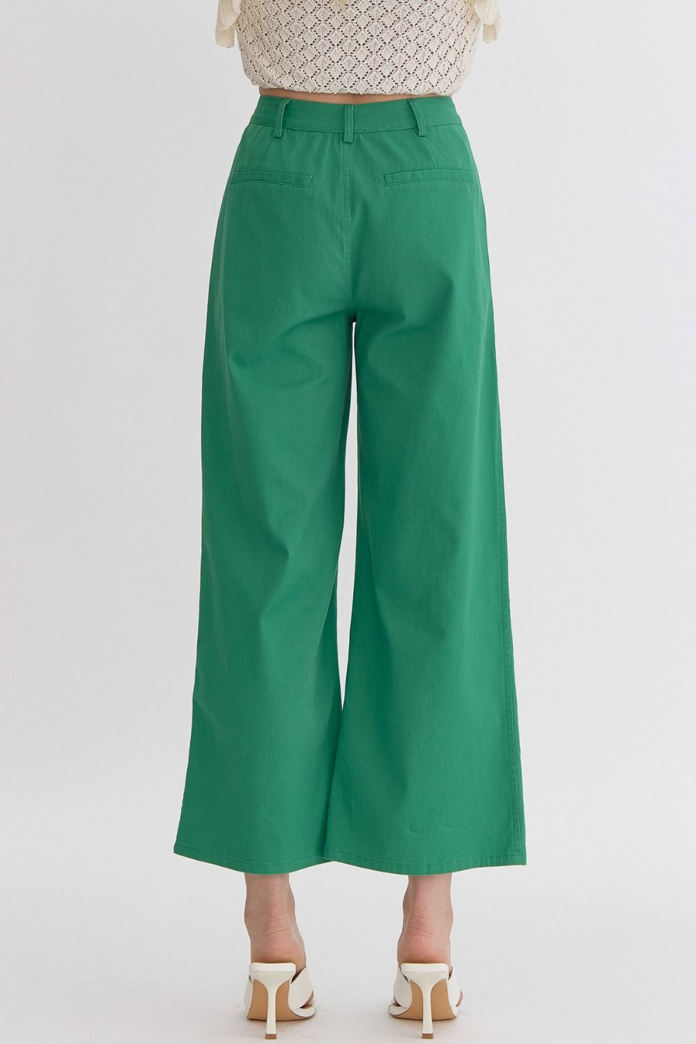 High waisted wide leg pants w/ pockets at front. Faux pockets at back. Zipper closure @ front