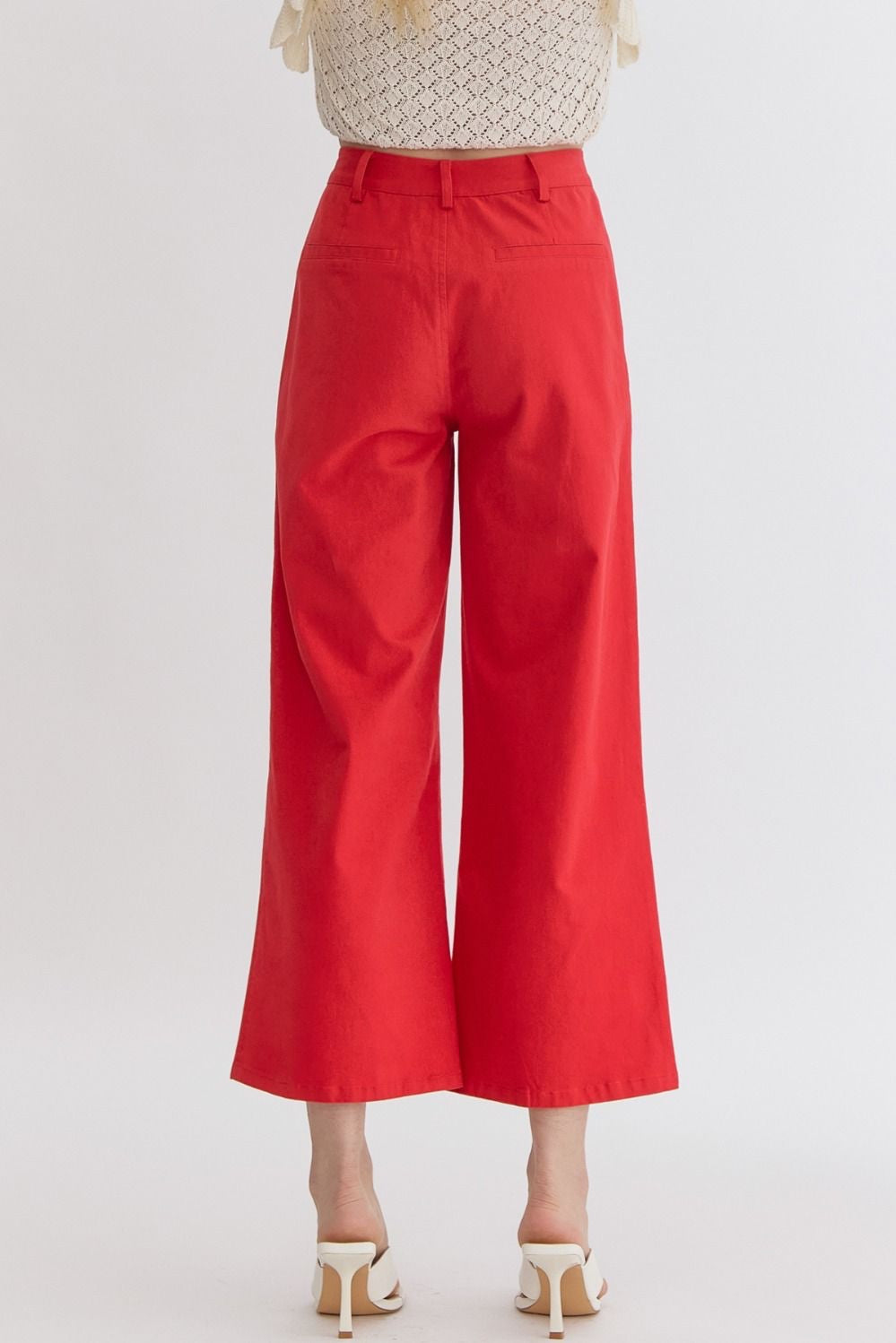 High waisted wide legs pants w/ pockets at front faux pockets at back. Zipper closure at front