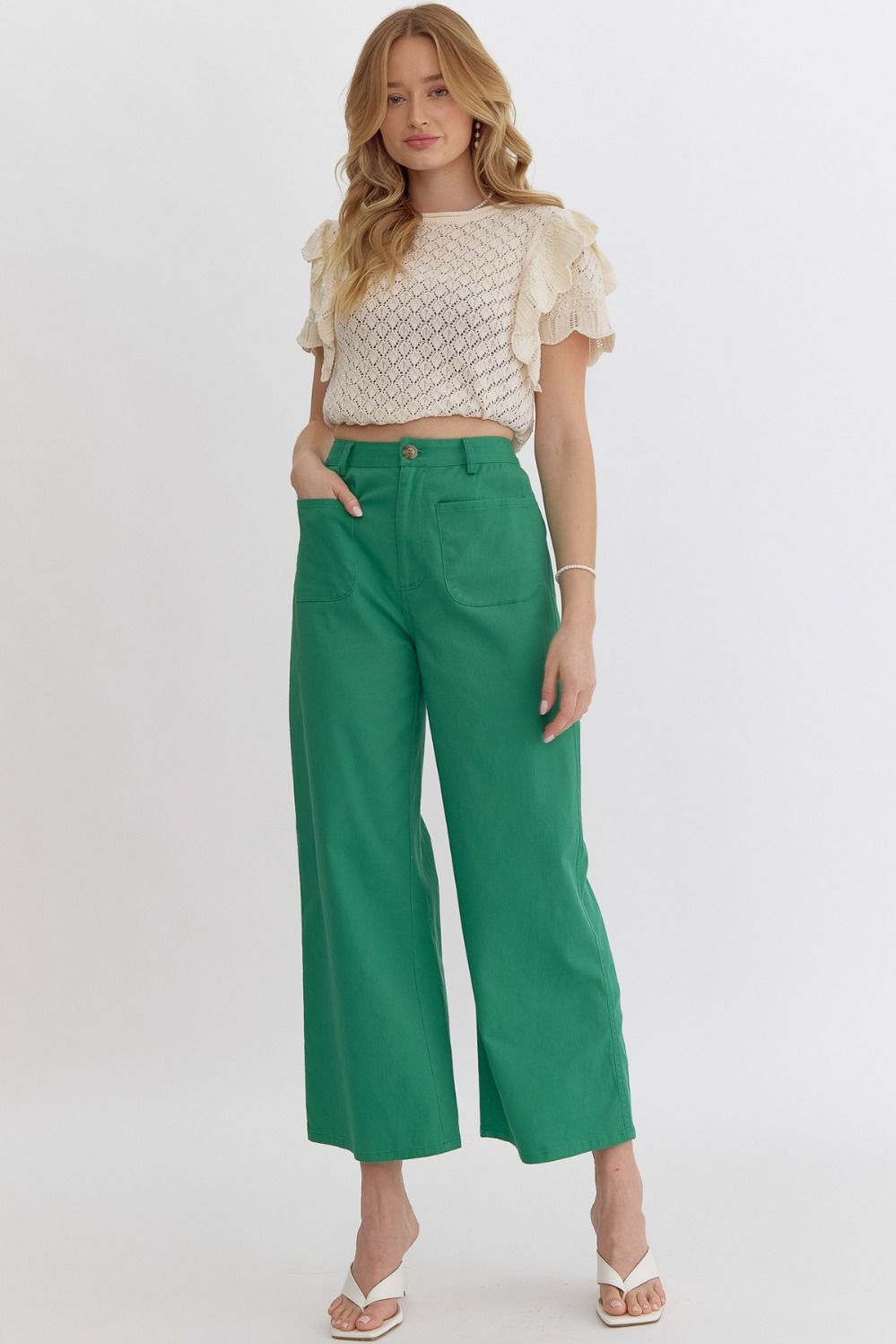 High waisted wide leg pants w/ pockets at front. Faux pockets at back. Zipper closure @ front