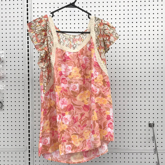 Floral Print Top w/ Ruffled Shoulder & Lace Trim